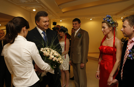 Совет да любовь. Янукoвич открыл Дворец Счастья в Луганске